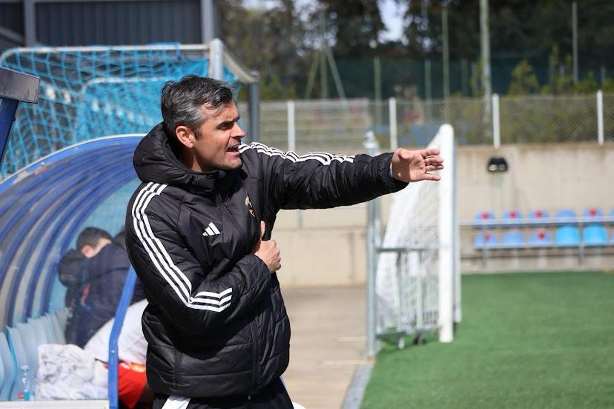 Chechu Dorado dirige al equipo desde la banda durante un partido esta temporada.