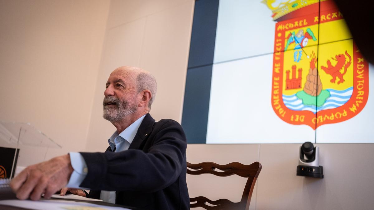 Santiago Pérez, con el escudo de La Laguna de fondo, durante la rueda de prensa.