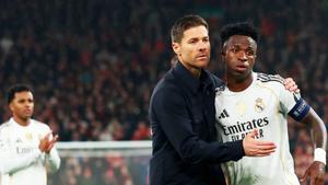 Xabi Alonso con Vinícius