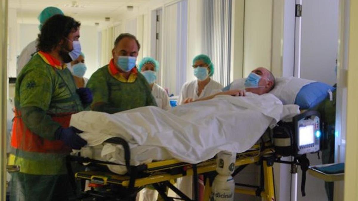 Momento en el que Ángel Mateos, el paciente que más tiempo ha estado ingresado en la uci por coronavirus en España, abandona esta unidad del Hospital de Igualada, el 3 de septiembre del 2020
