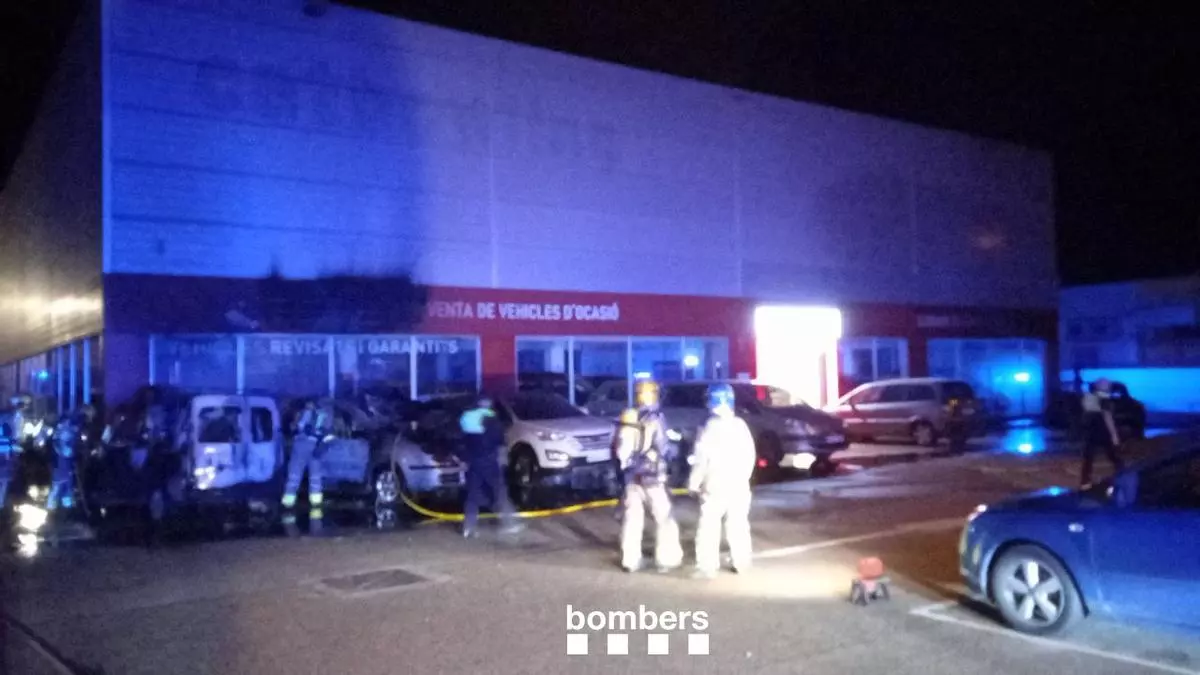 L'incendi de quatre vehicles en un concessionari de Figueres hauria estat provocat