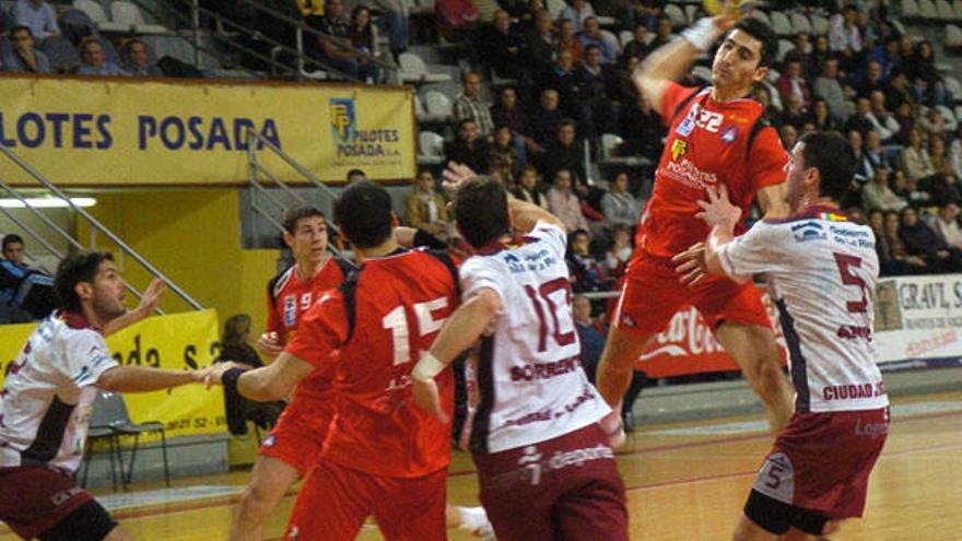 Rudovic lanza durante el partido de la primera vuelta. // Ricardo Grobas