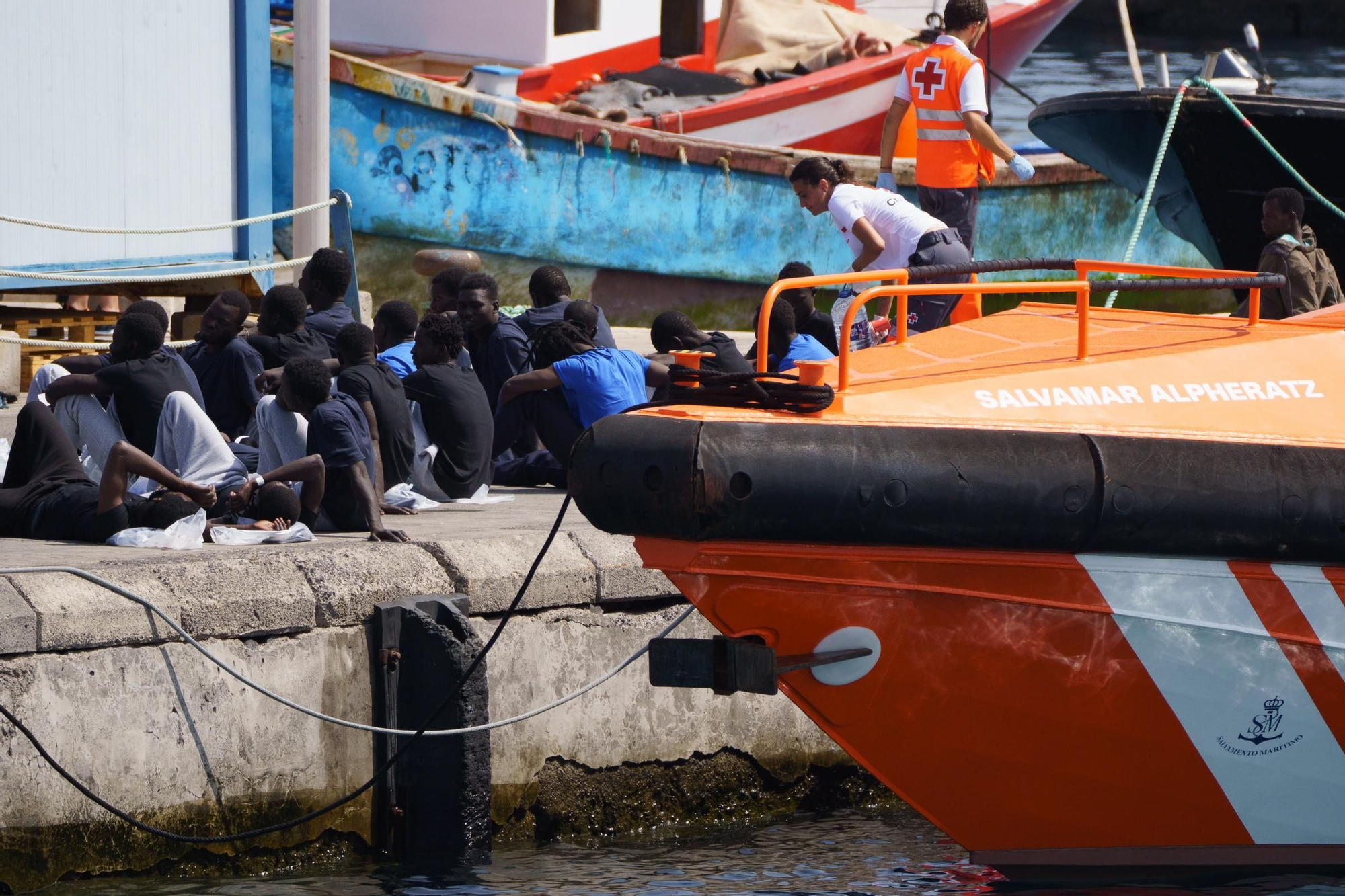 A cayuco arrives this Sunday in Tenerife with 65 people, one of them deceased