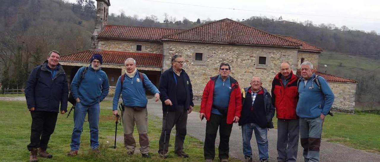 Senderistas en Sevares.