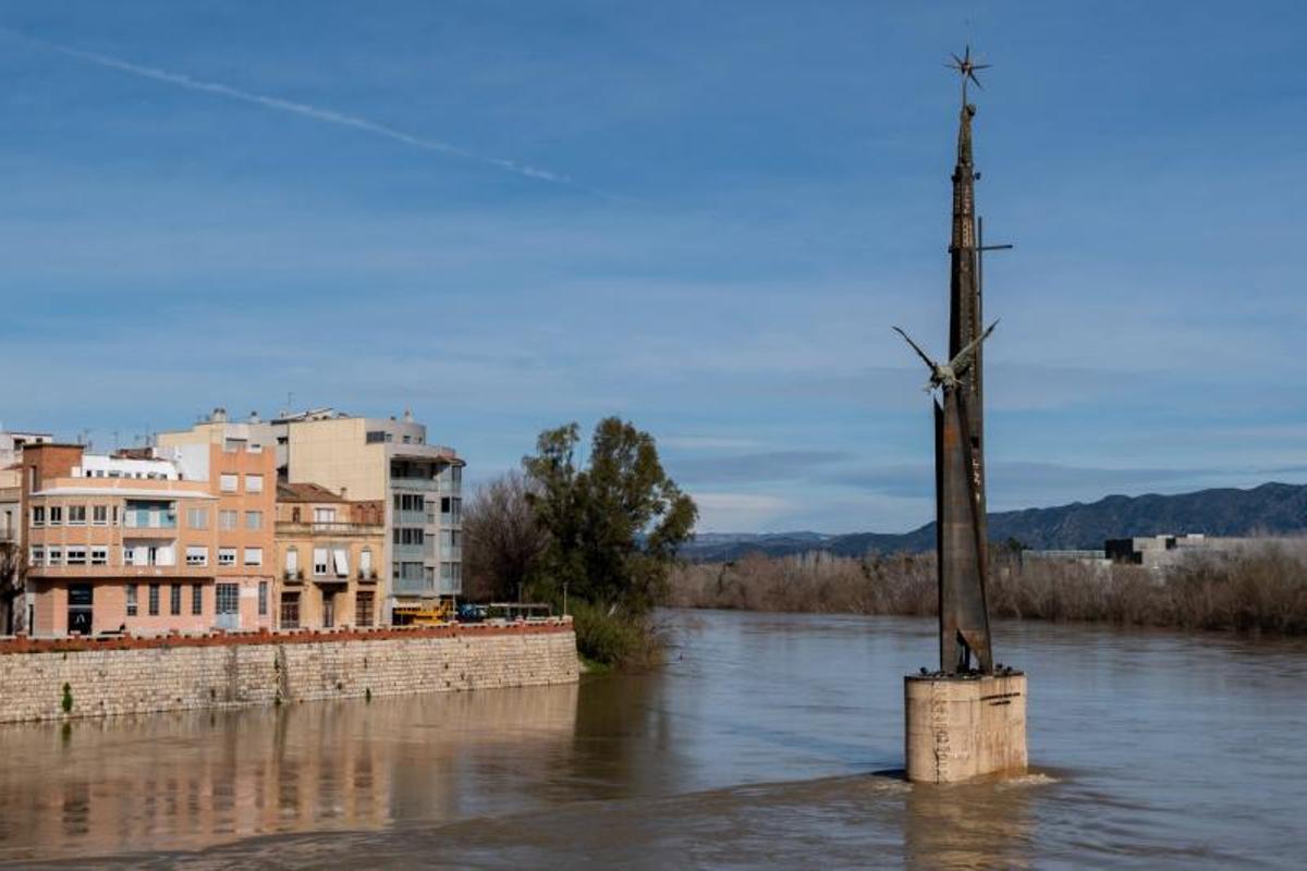El Monumento a la Batalla del Ebro, inaugurado por Franco hace casi 60 años, permanece de pie con sus casi 30 metros en Tortosa.