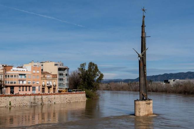 El Monumento a la Batalla del Ebro, inaugurado por Franco hace casi 60 años, permanece de pie con sus casi 30 metros en Tortosa.