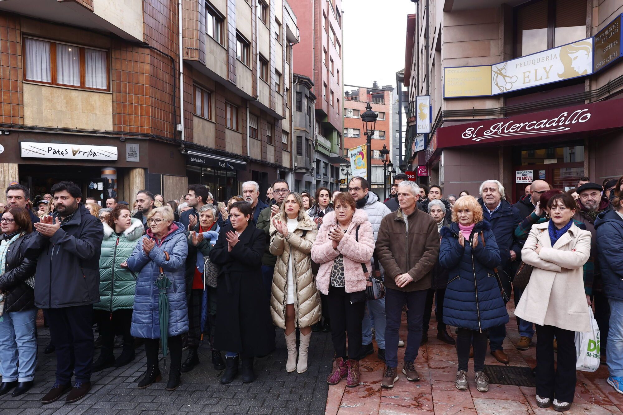 Multitudinaria manifestación en Langreo de repulsa por la muerte de Karilenia
