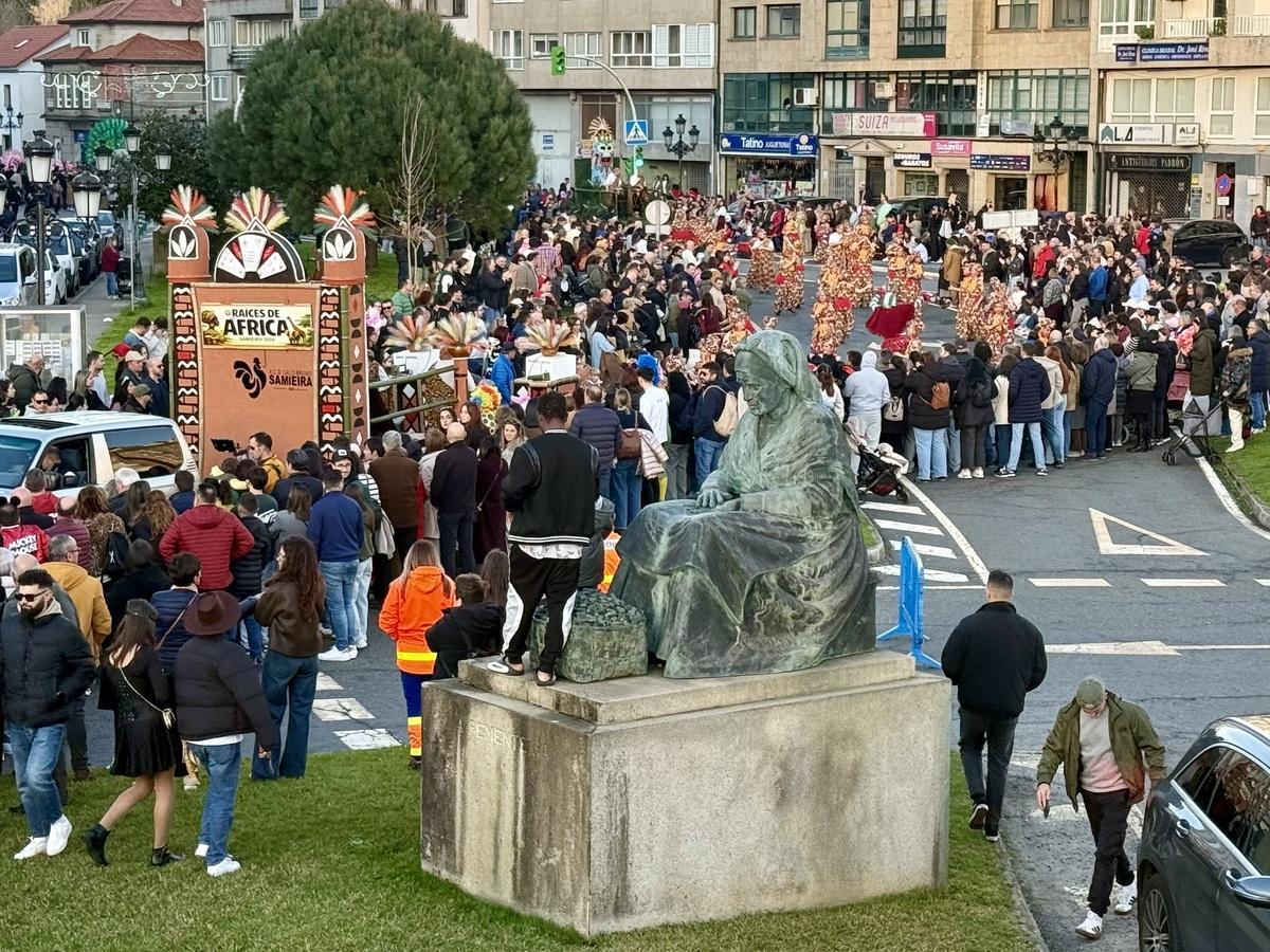 Un momento del desfile de Carnaval por las calles de Padrón