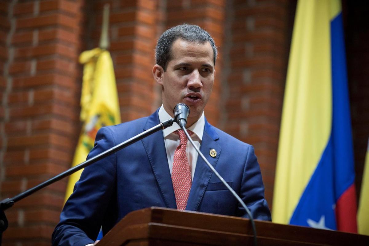 AME6178  CARACAS  VENEZUELA   25 05 2019 - Fotografia de archivo del 24 de mayo de 2019  muestra al jefe del Parlamento venezolano  Juan Guaido  reconocido por mas de 50 paises como presidente interino  durante su participacion en un foro acerca del Plan Pais  en Caracas  Venezuela   Guaido dijo este sabado que acepta la mediacion de Noruega para un nuevo dialogo con el Gobierno de Nicolas Maduro  EFE  Rayner Pena ARCHIVO