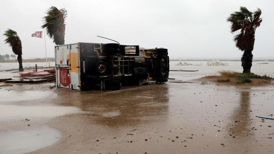 Un camión arrastrado como consecuencia del paso de un tornado esta noche en la playa de Les Marines de Dénia.