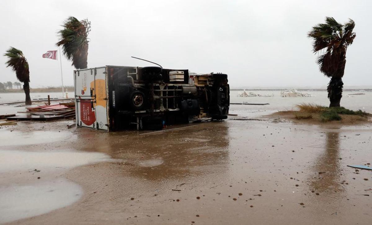 Un camión arrastrado como consecuencia del paso de un tornado esta noche en la playa de Les Marines de Dénia.