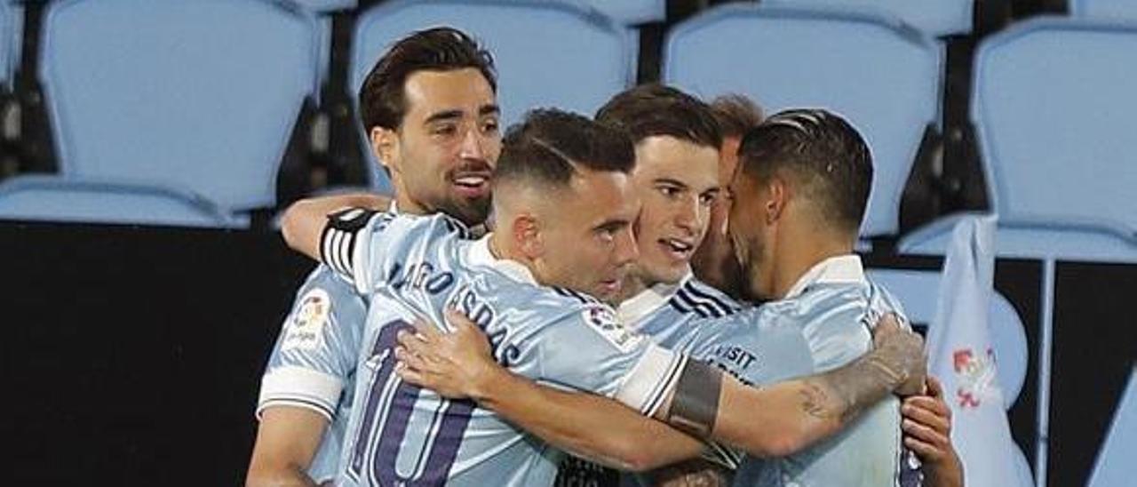 Brais, Aspas, Mina, Denis Suárez y Nolito celebran el primer gol del Celta al Levante.  // RICARDO GROBAS