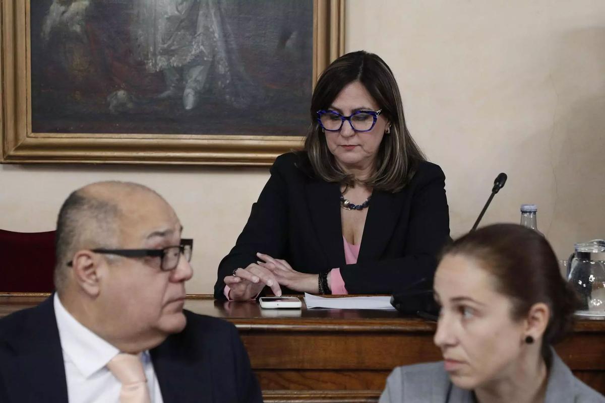 María Reigosa viendo el móvil durante la sesión plenaria de la moción de censura.