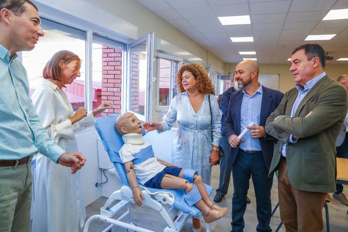 El conselleiro, a la derecha, visita una de las aulas del centro de Fontecarmoa