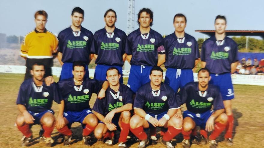 Juan Carlos Moreno, con su equipo al lado del actual presidente