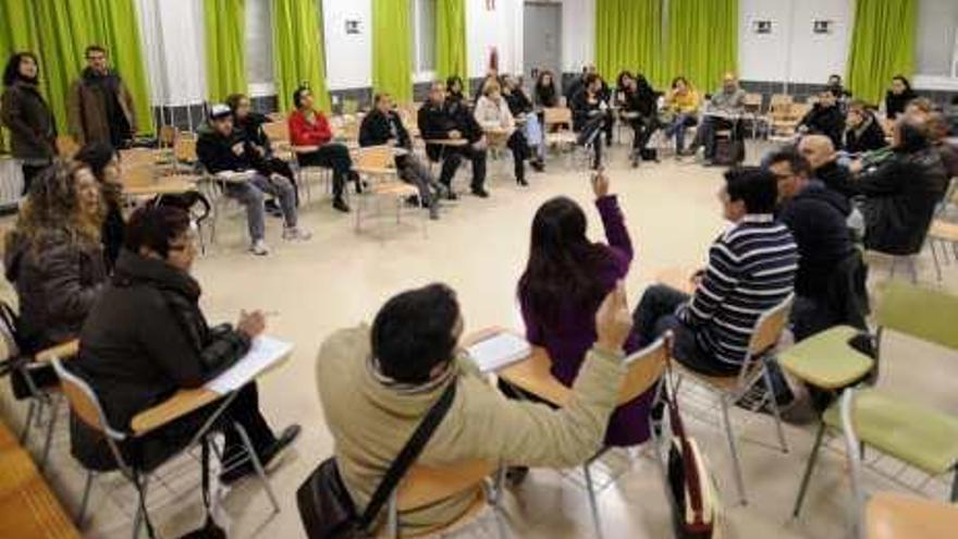 Reunión de profesores ayer en el IES El Palmeral de Orihuela.