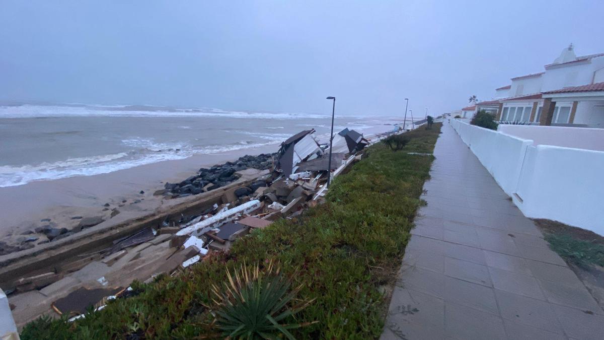 Situación del paseo marítimo de Matalascañas tras el paso de la borrasca Francis.