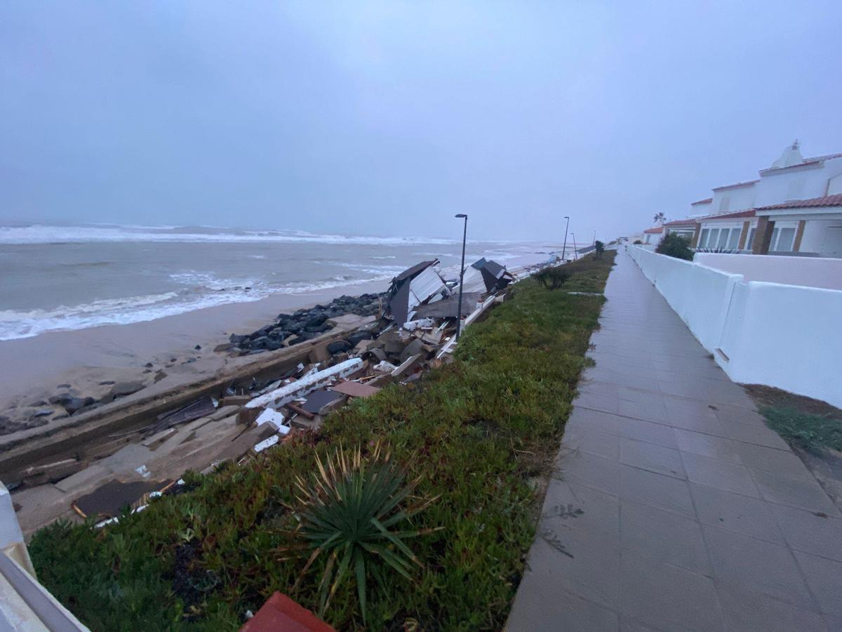 Situación del paseo marítimo de Matalascañas tras el paso de la borrasca Francis.