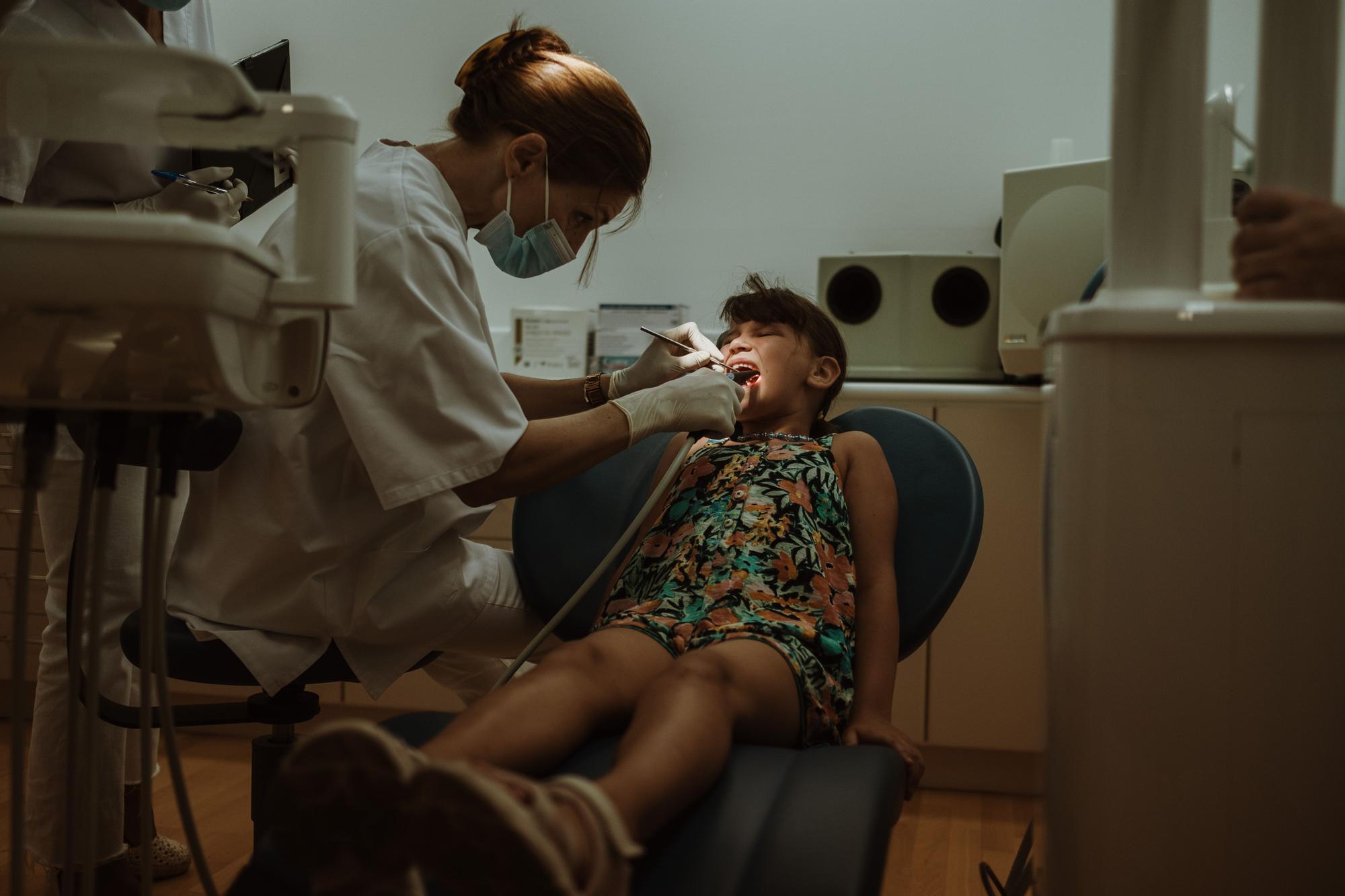 Los niños ucranianos acogidos durante el verano visitan al dentista