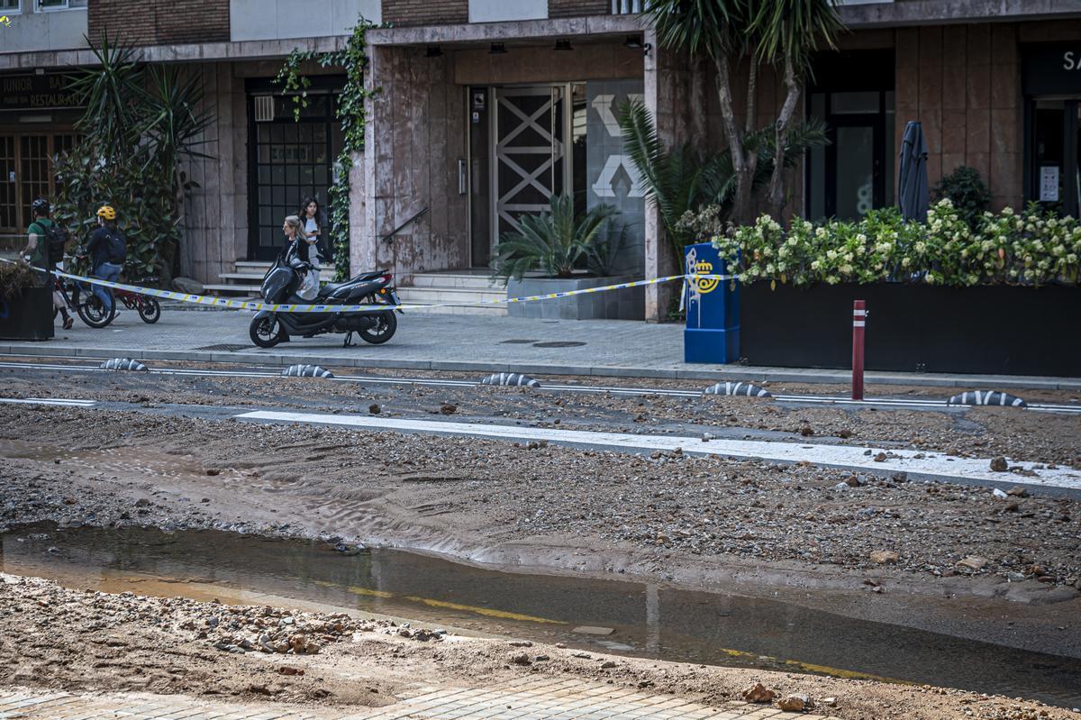 Escape de agua de grandes dimensiones en la avenida Pedralbes con el paseo Manuel Girona de Barcelona