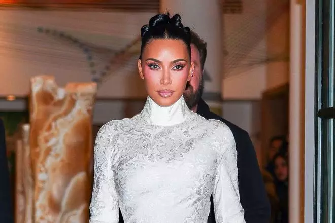 ¿Kim Kardashian se besa con Lewis Hamilton en la Super Bowl 2026? Lo que sabemos sobre esta pareja