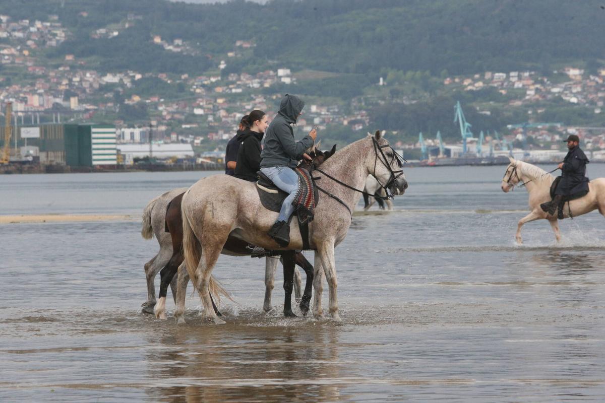 Alrededor de 70 jinetes procedentes de diferentes zonas de la comarca, de Vigo, Baiona y hasta de Pontecaldelas participaron en la XIII Xuntanza Cabalar