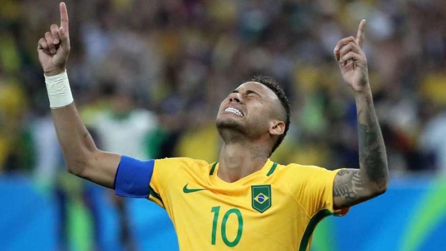 Neymar rompe a llorar tras marcar el penalti decisivo. // Alejandro Ernesto