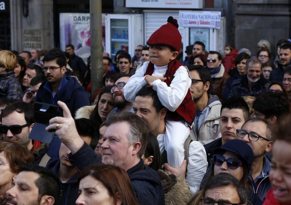 El casco vello acoge la recreación de la gesta histórica ocurrida en 1809 ante un valeroso público que desafió a la persistente lluvia y el viento