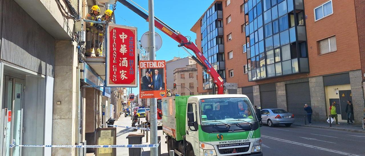 Un camió de runa xoca amb un cartell d'un restaurant a la carretera de Vic de Manresa
