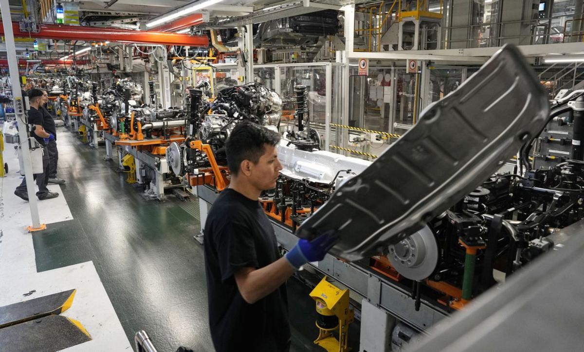 Un operario en la fábrica de Seat en Martorell, en una foto de archivo.