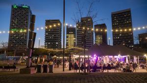 Ambiente en el Village de LHospitalet de Llobregat, junto al Mobile World Congress, en el centro de la plaza Europa.