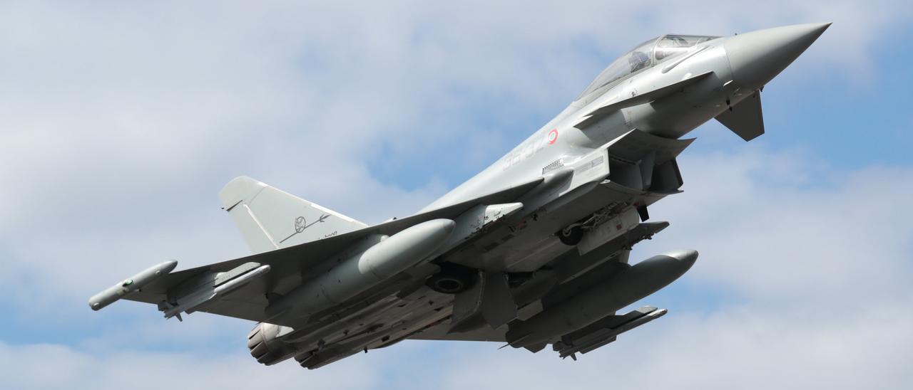 Un Eurofighter en pleno vuelo.