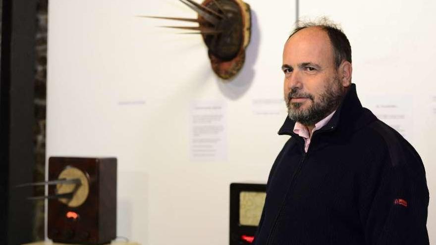 El artista Javier Sanz, junto a sus obras, la semana pasada en la Casa Museo María Pita.