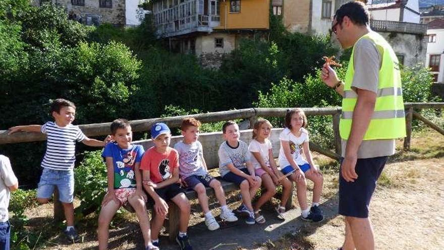 Lanzar voladores, curso estival para los niños de Cangas del Narcea