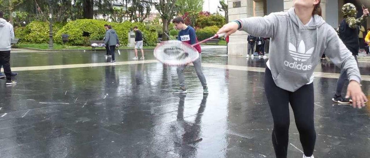 El juego del bádminton en la plaza del Ayuntamiento.