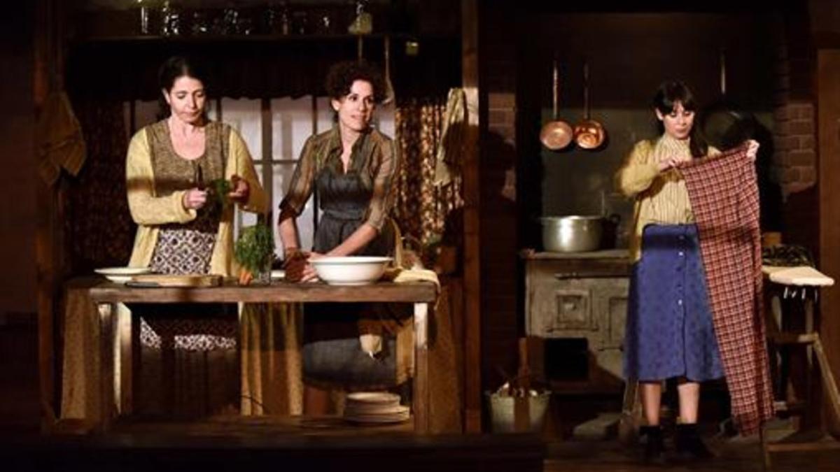 Nora Navas, Marta Marco y Carlota Olcina, en una escena de 'Dansa d'agost'.