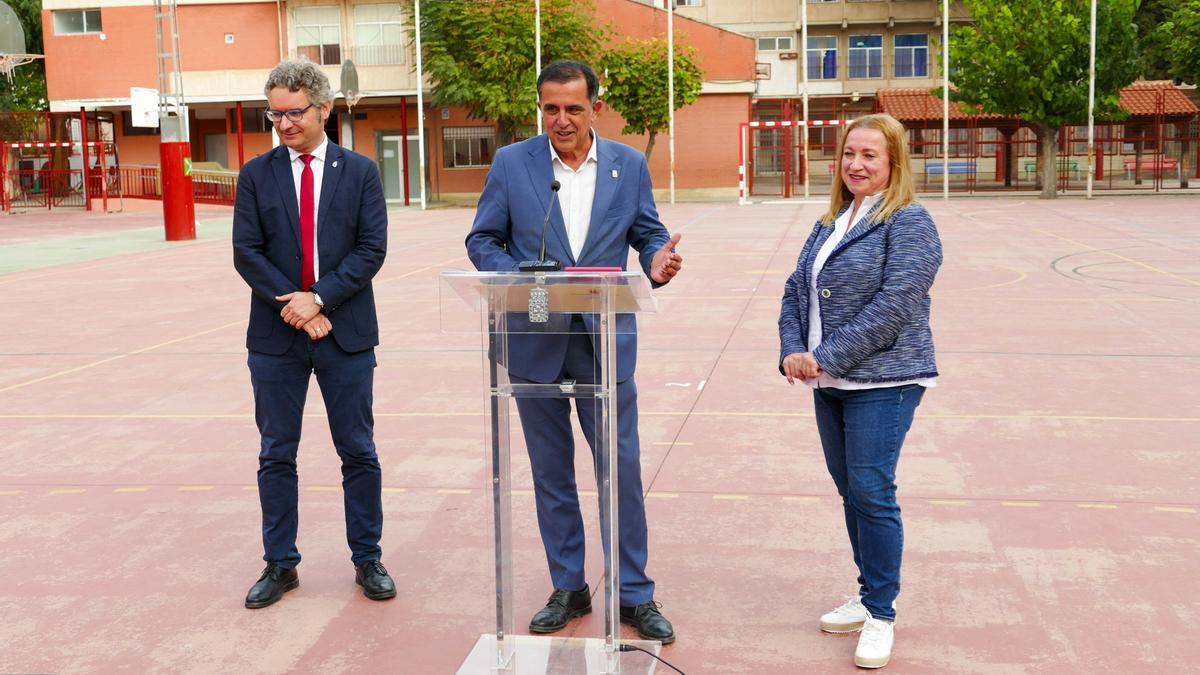 El alcalde de Murcia, José Antonio Serrano, acompañado por el concejal de Educación, Antonio Benito, presenta el proyecto piloto &#039;Patios Abiertos&#039;