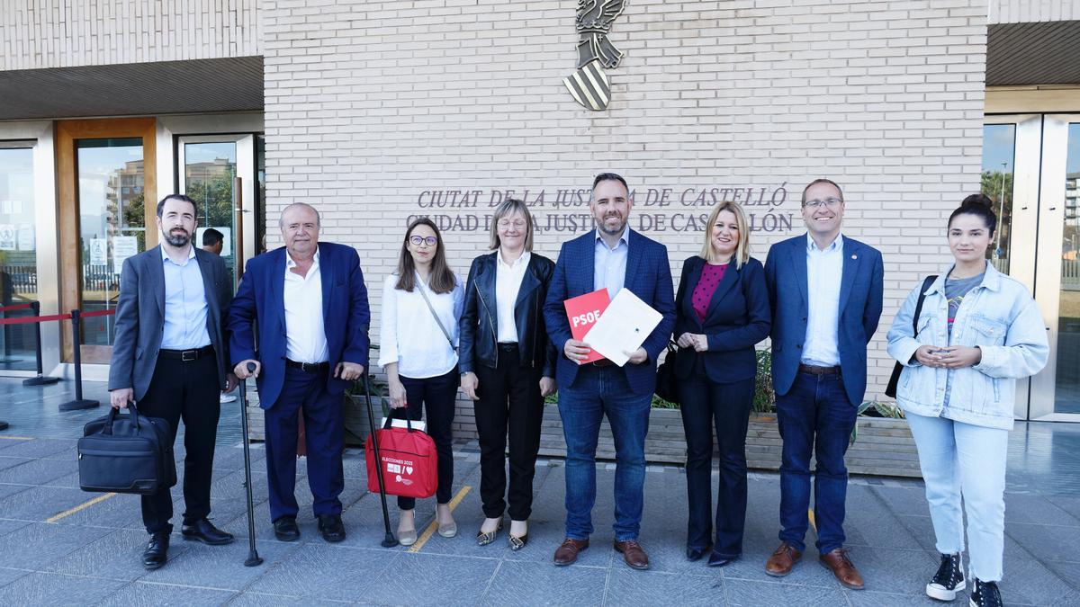 Rafa Simó, en el centro, tras la presentación de candidaturas ante la junta electoral