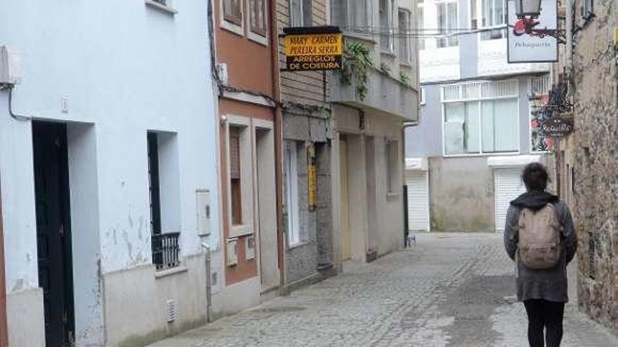 La calle Fornos en el casco antiguo de Caldas. // Noé Parga