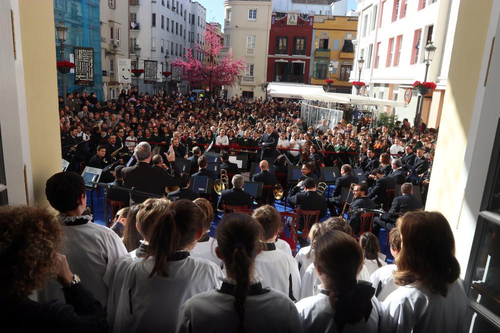 Mil niños de la Fundación Victoria, la Banda Municipal de Málaga y la Escolanía del Corpus Christi ofrecen un concierto navideño frente al teatro malagueño.