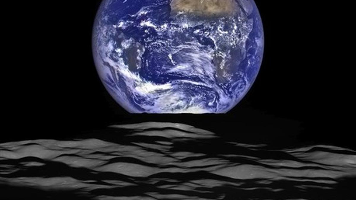 Imagen de la Tierra captada por la nave estadounidense Lunar Reconnaissance Orbiter (LRO), en órbita alrededor de la Luna.