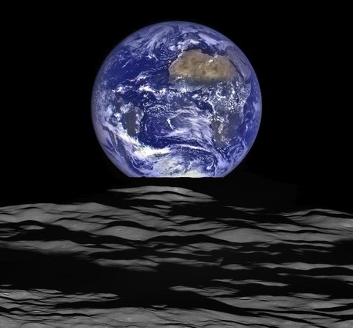 Imatge de la Terra captada per la nau nord-americana Lunar Reconnaissance Orbiter (LRO), en òrbita al voltant de la Lluna. 