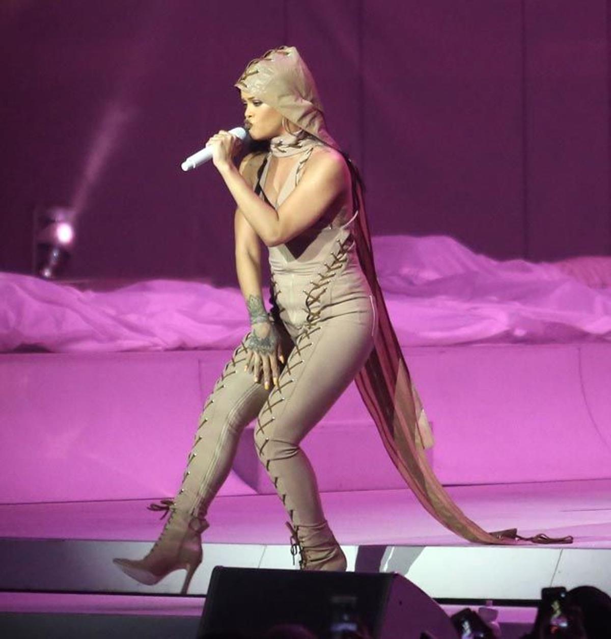 Rihanna luce body beige y capa a juego en su concierto de Vancouver
