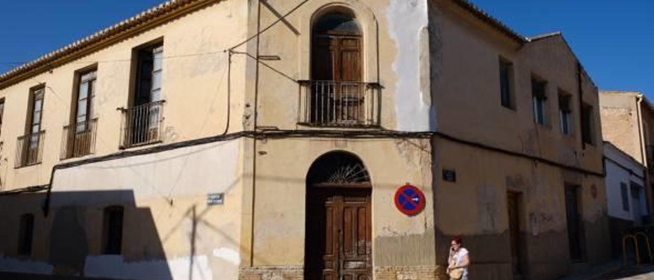 Las obras de la Casa del Pueblo antes de que se paralizasen los trabajos y después.