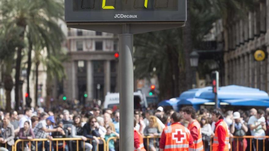 Durante las mascletades se llegan a alcanzar elevadas temperaturas para la época.