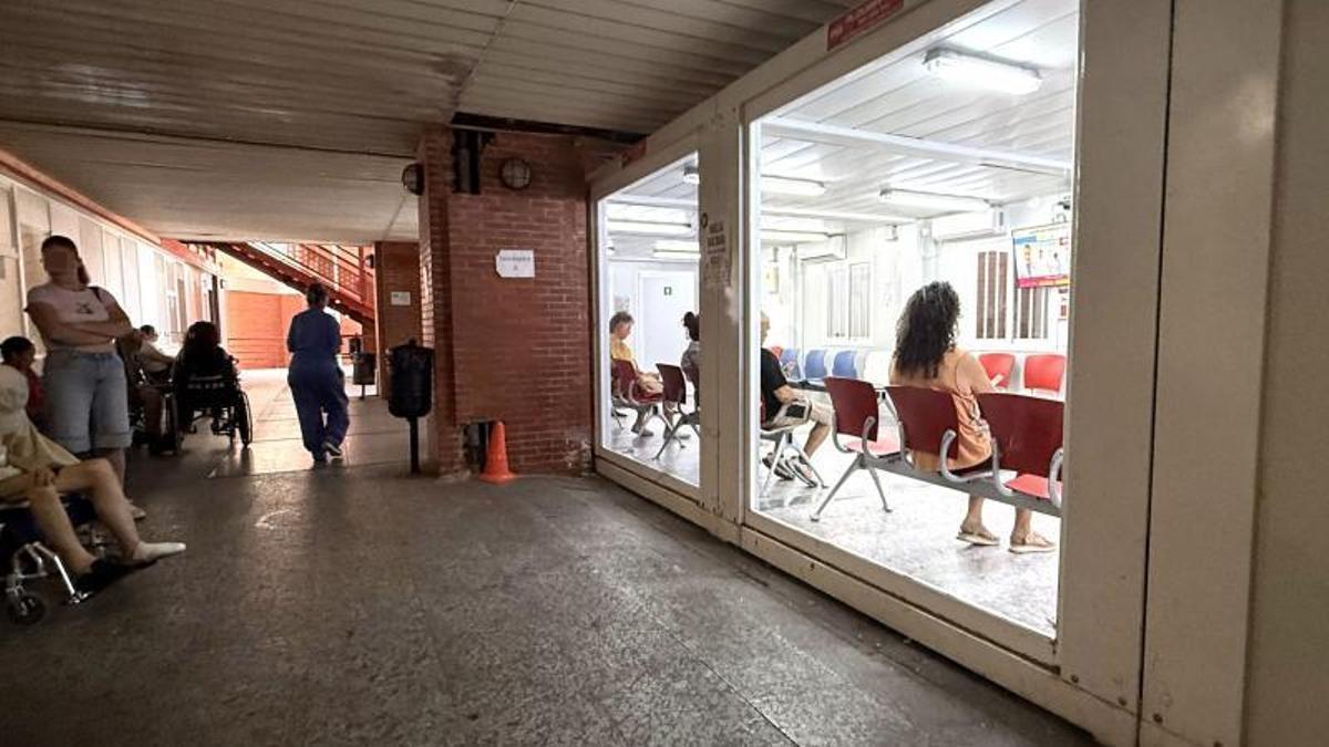 Pacientes ayer en el interior y el exterior del barracón instalado en Urgencias de la Arrixaca y que funciona como sala de espera desde el año 2020.