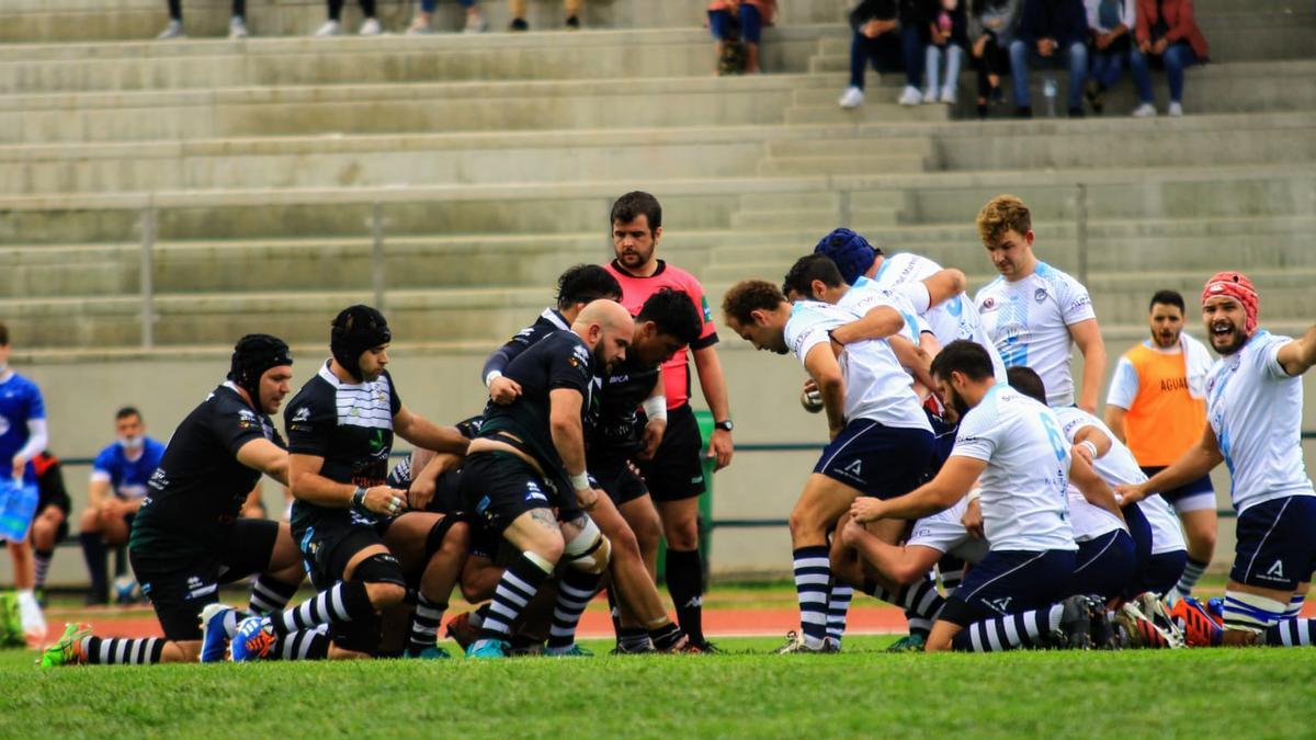 Jugadores del CAR Cáceres y el Marbella se disponen a ejecutar una melé el pasado domingo.