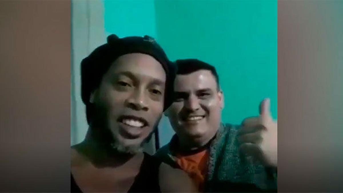 Ronaldinho habla desde la cárcel junto con un amigo