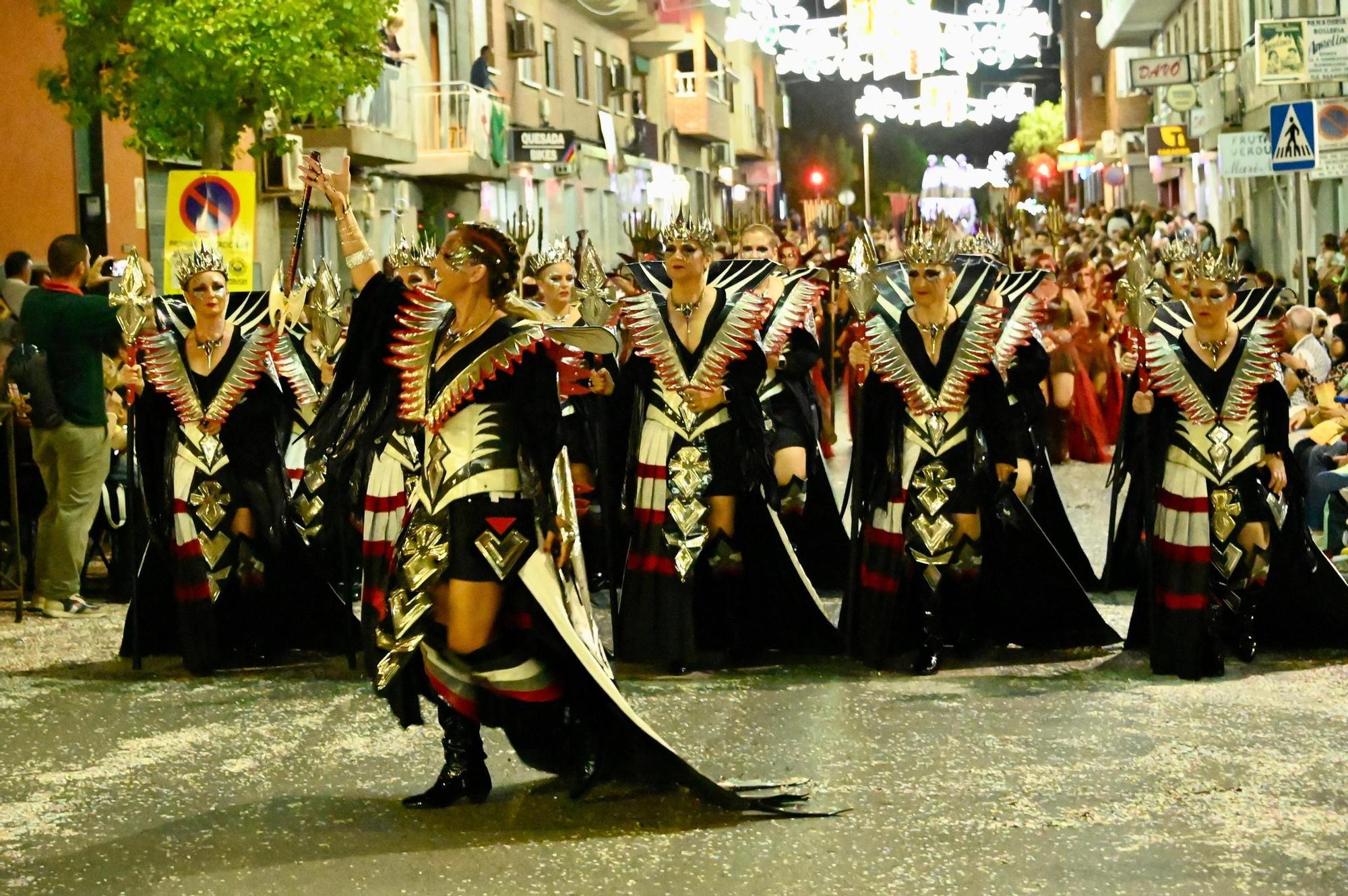 Dragones de San Jorge corona una Entrada Cristiana en Crevillent con un boato de 1.300 participantes