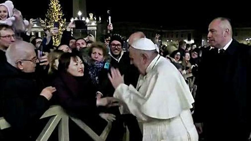 El papa Francesc reprèn la fidel que li va estirar el braç.